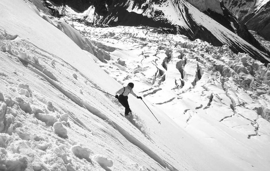Alice dělá první oblouk v neporušeném sněhu v dolní části severní stěny Piku Lenina (7134 m) ve výšce asi 4600–4700 metrů