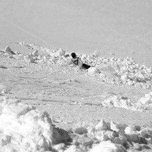Hned prvním obloukem se uvolňuje svrchní naměklá vrstva sněhu a stržený lyžař je jí zachycen a stržen bez možnosti vyjetí