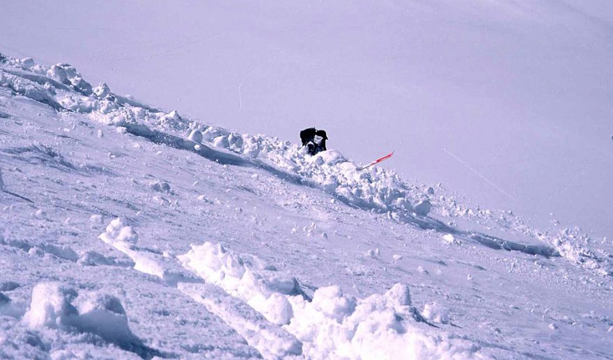 S několika kubickými metry sněhu se rychle nedobrovolně přesunuje na Leninův ledovec, bez možnosti vyjetí