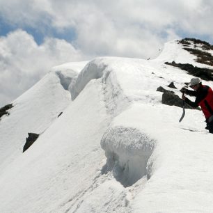 Chuckie poprvé boří lopatu do sněhu k pokusu o uvolnění malé převěje z hřebene ve výšce 2724 metrů v Pyrenejích