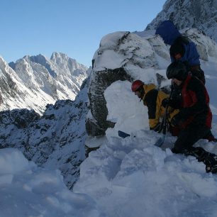 Nakonec se podařilo uvolnit je menší sněhové hroudy o hmotnosti několika desítek kilogramů, ne celou převěj