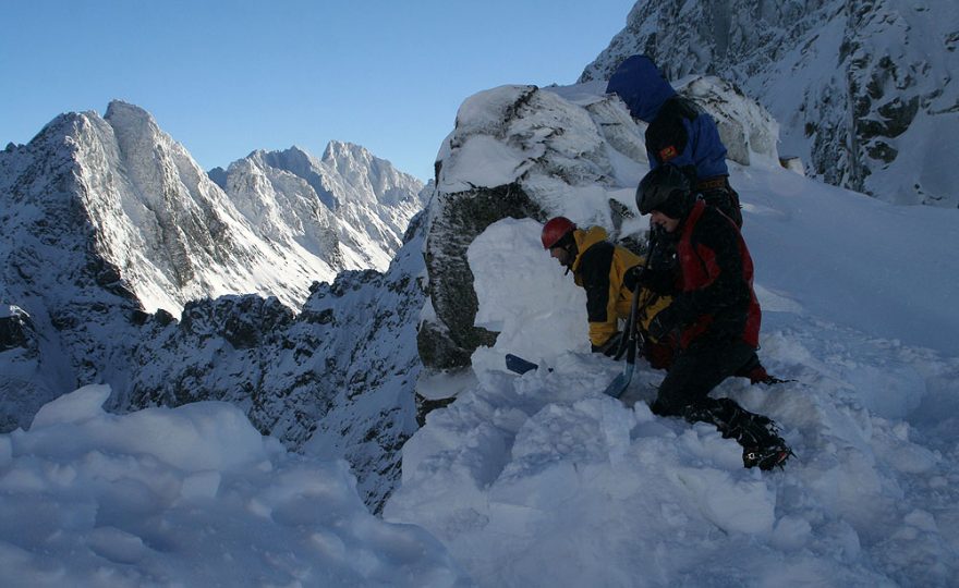 Nakonec se podařilo uvolnit je menší sněhové hroudy o hmotnosti několika desítek kilogramů, ne celou převěj