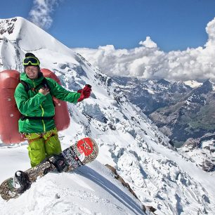 Extrémní snowboardista Xavier de Le Rue používá ABS batoh už dlouho, stihl mu zachránit život