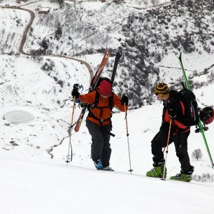 Výstup v libanonských horách ve výšce asi 2500 m s batohy Snowpulse R.A.S.