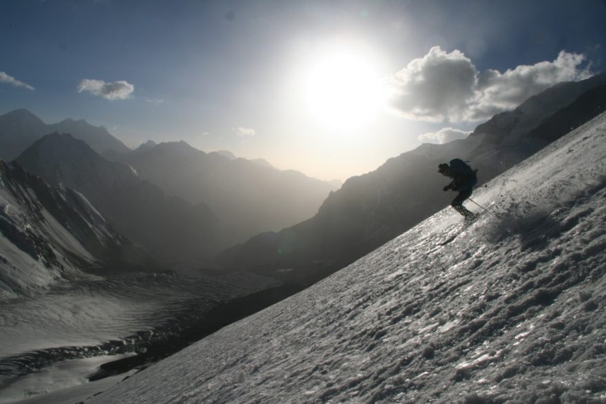 Sjezd z Pik Cetyrjoch (6230m), Pamir