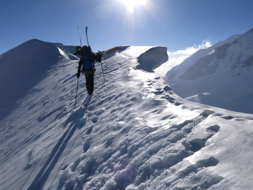 Vrcholový hřebínek na Pik Cetyrjoch (6230m), Pamir