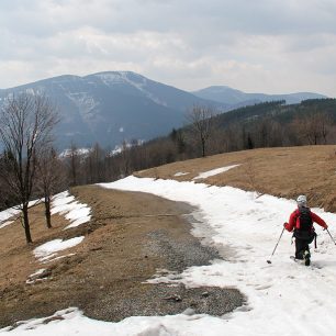 Dojezd po zbytcích sněhu do údolí v Beskydech