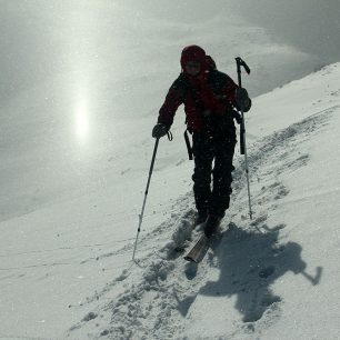 Fouká velmi silný vítr a ve vzduchu tak poletuje dost sněhu