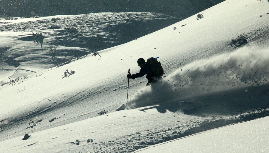 Padající sníh, a od lyží vzhůru létající sníh - parádní podmínky na lyžování