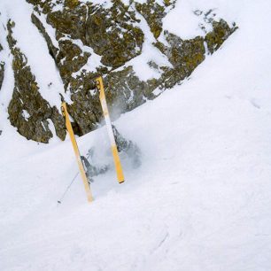 Perfektní provedení pádu ve žlabu, kdy došlo pomocí kotoulu nebo salta (v prašanu to nebylo poznat) k přetočení lyžaře zpátky na lyže