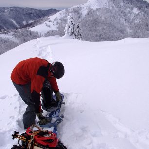 Sněžnice přidělány na batoh, zapnout snowboard a jede se dolů, Velká Fatra