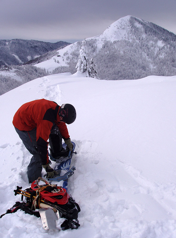 Sněžnice přidělány na batoh, zapnout snowboard a jede se dolů, Velká Fatra
