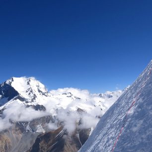 Výšvih nad C2 (v pozadí s Pikem Korženěvská (7105 m)