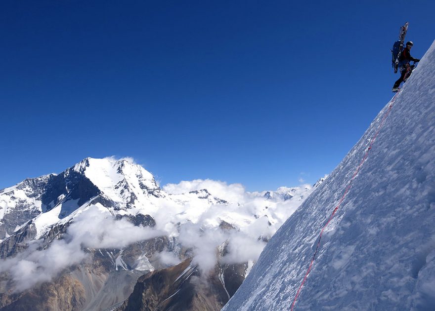 Výšvih nad C2 (v pozadí s Pikem Korženěvská (7105 m)