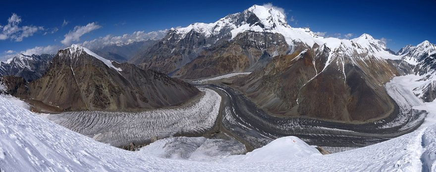 Výhled na Pik Korženěvskou (7105 m) z C2 (5800 m)