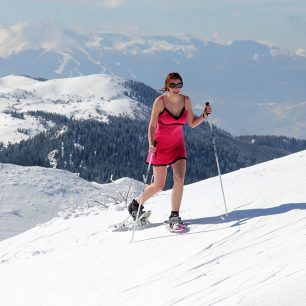 Na sněžnicích v pohoří Jahorina v Bosně a Hercegovině