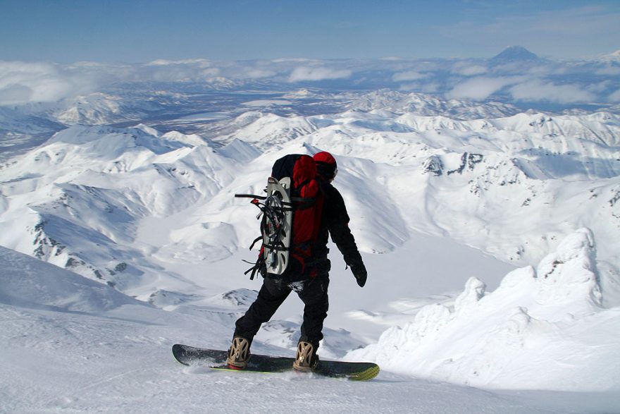Sjezd na snowboardu se sněžnicemi na batohu - vulkán Viljučinskij (2173 m) na poloostrově Kamčatka