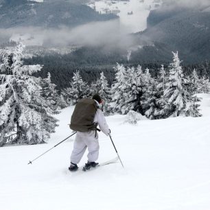 V Krkonoších trénovali na skialpech vojáci s velkými bágly