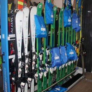 Vybavení Scott ve skialpové půjčovně Intersport - Sport Pec