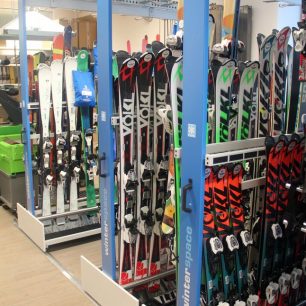 Skialp výstroj je jen jednou částí půjčovny Intersport, většina je zaměřena na klasické sjezdové lyžování
