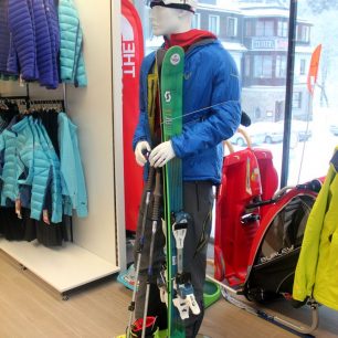 Oblečení Dynafit a k tomu skialpové vybavení Scott