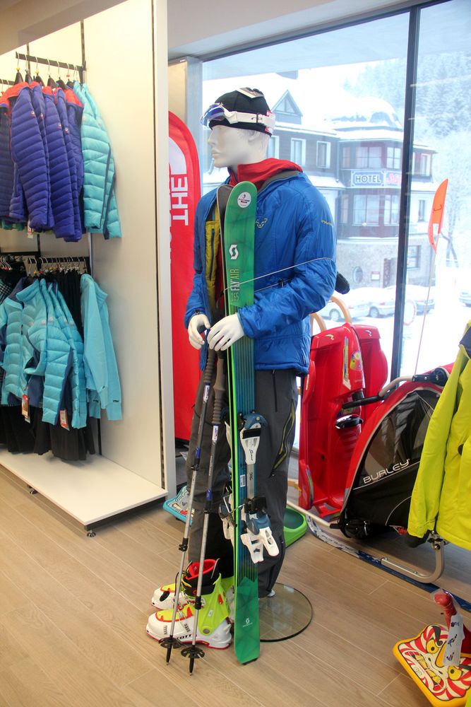 Oblečení Dynafit a k tomu skialpové vybavení Scott