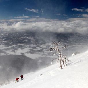 Výška asi 1300 metrů, snehoty.sk dávají lyže na batohy
