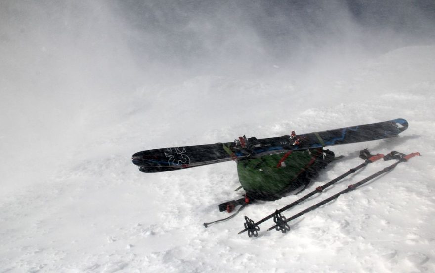 I když za hranou, vítr byl hodně silný - má výbava na Yotei, lavinový batoh ABS Vario, lyže G3 Synapse 109, vázání G3 ION a pásy G3