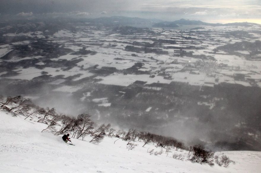 Sjezd z Yotei je s výhledem na sopečné jezero Toya a Japonské moře