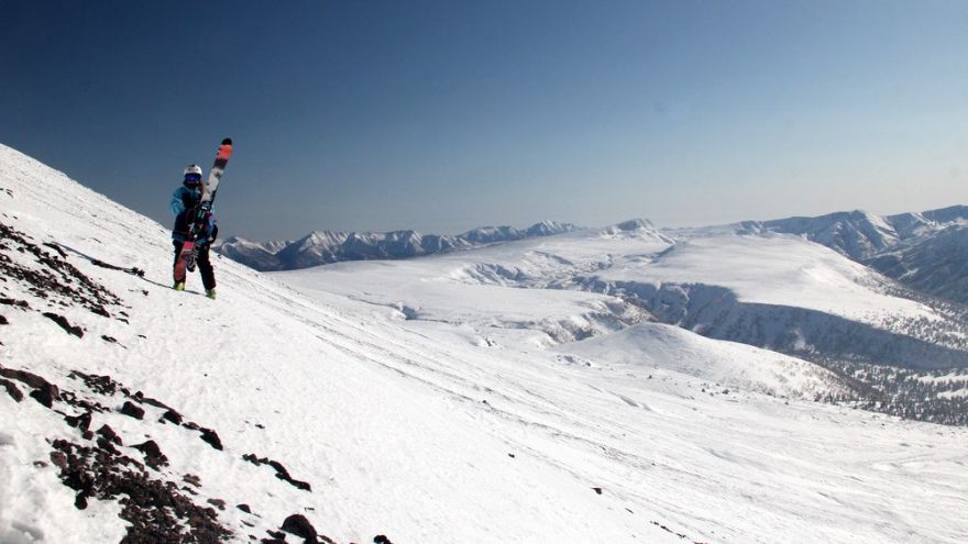 Stoupání na pásech pravým žebrem nad rozpadlým kráterem Asahidake