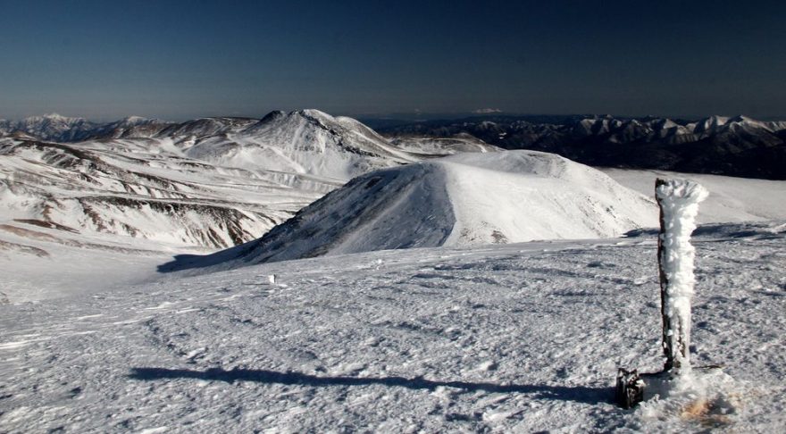 Vrchol Asahidake a pohled do míst, kde měly být hromady prašanu