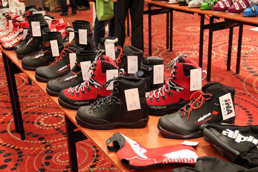 Elan vyrábí řadu bot pro backcountry lyžování