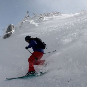 Střední postavení na telemarkových lyžích ve volném terénu Jahoriny