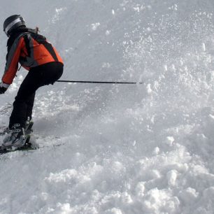Výjezd z oblouku, obě lyže pěkně postavené na hrany