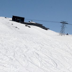 Svahy pod horní stanicí kabinové lanovky