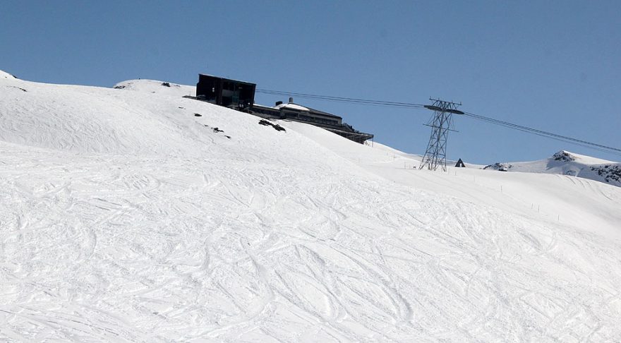 Svahy pod horní stanicí kabinové lanovky