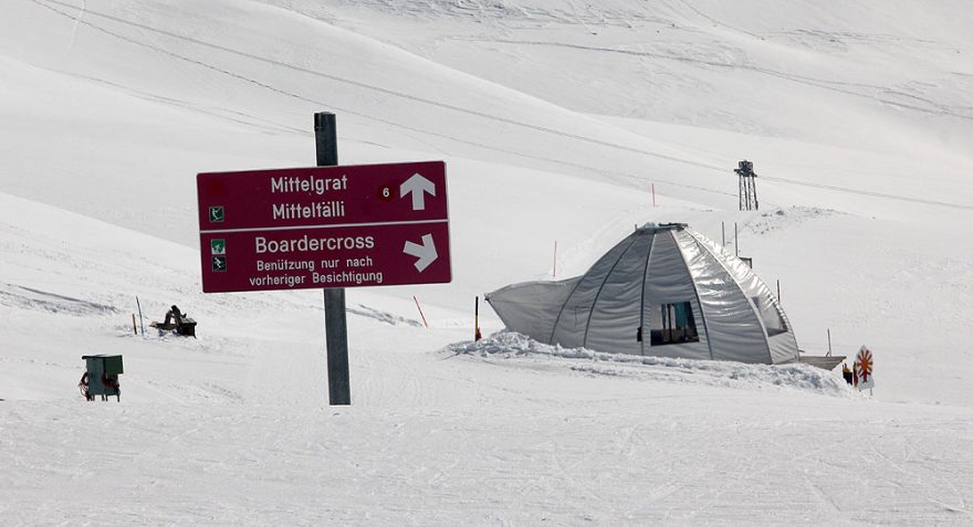Kousek od horní stanice lanovky, v pozadí je vidět nefunkční vlek
