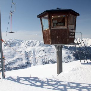 Hlídací budka u koncových stanic souběžně vedených kotvových vleků
