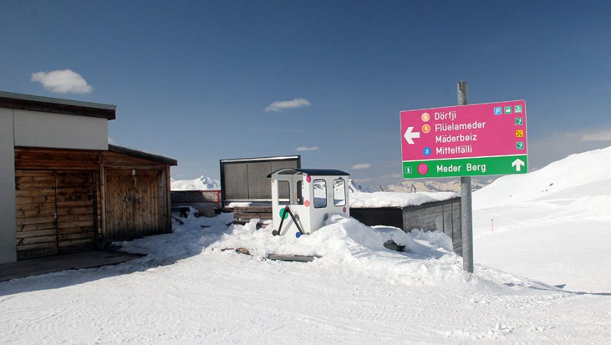 Lyžařské a pěší rozcestníky na Pische