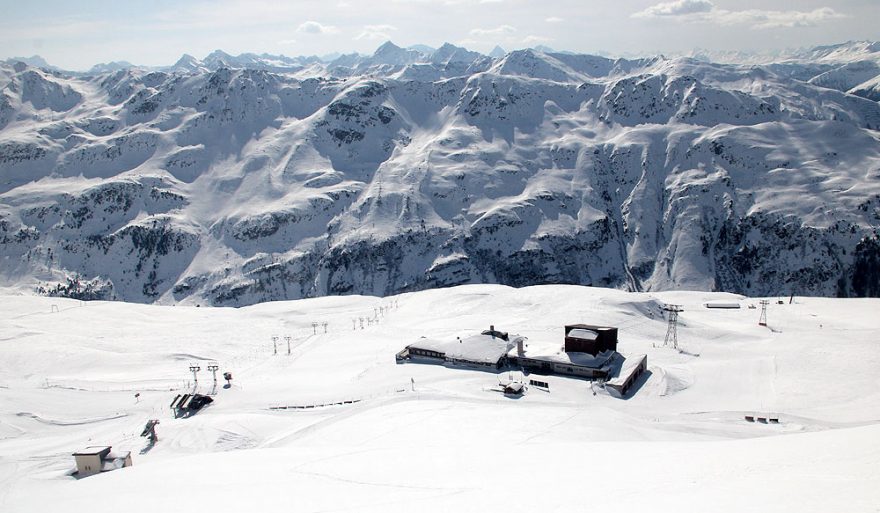 Pischa z nadhledu - z bezvýznamného vrcholku nad lyžařským střediskem