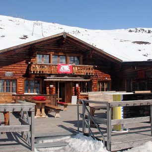 Restaurace otevřena včetně sluneční terasy, výška 2000 metrů