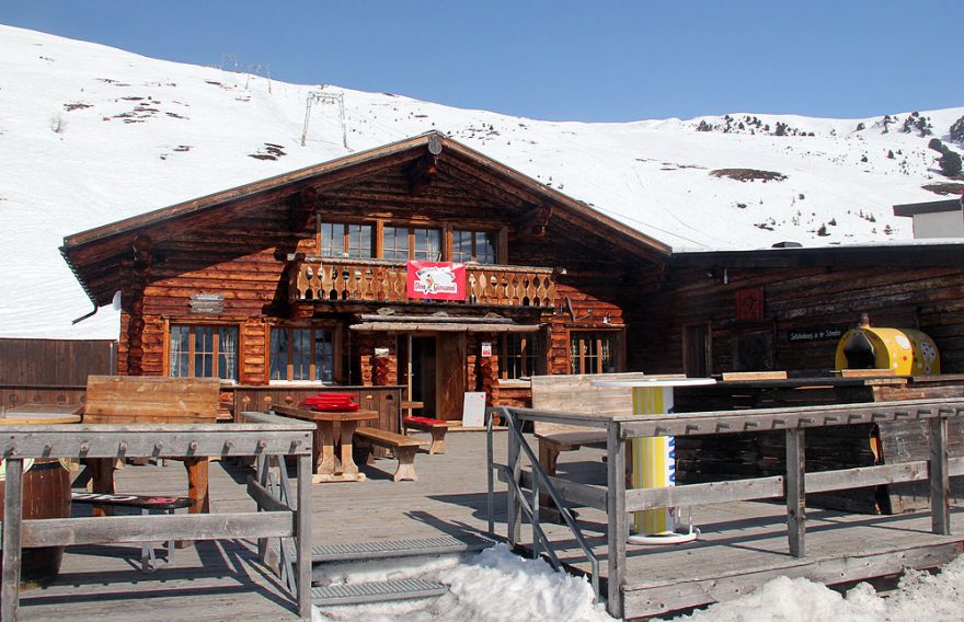 Restaurace otevřena včetně sluneční terasy, výška 2000 metrů