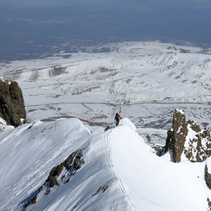 Na hraně – začátek centrálního žlabu v severozápadní stěně Erciyes Dagi (3900 m), Turecko