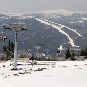 Výhled z Pláně (1138 m) na sněhem pokrytý Medvědnín