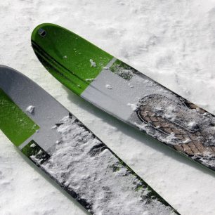 Špičky lyží K2 Wayback 96, v dírách ve špičkách jsou patrné háčky od uchycení stoupacích pásů