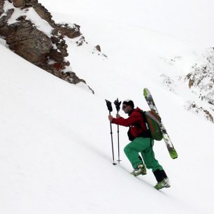 Pěšky hore kopcom s K2 Wayback na batohu