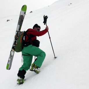 Pěšky hore kopcom s K2 Wayback na batohu