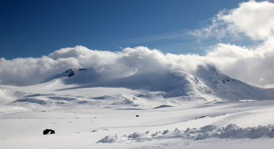 Mraky si hrají nad vrcholy