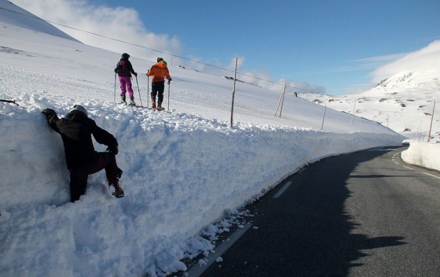 Dostat se z typické norské cesty na sníh není vždy jednoduché