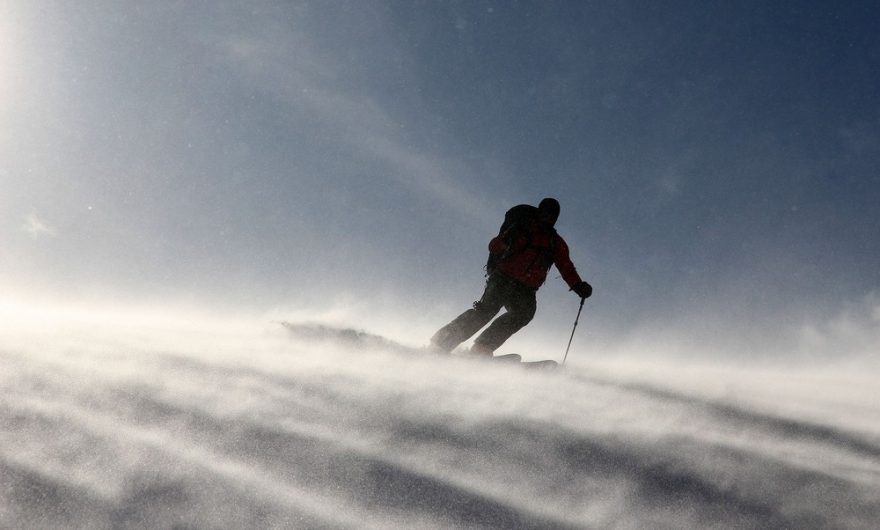 Honza ve větru na norské pláni